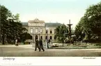 Ett vykort med motiv från Rådhusparken i Jönköping med Högre allmänna läroverket i bakgrunden, senare Rådhus år 1914.