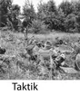 4. komp, plutonchefsskolan våren 1958. 
Taktiklektion i terrängen under löjtnant Ehrenfeldts ledning.