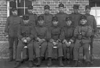 En grupp soldater poserar för fotografen. I den bakre raden, tredje från vänster, står soldat David Eriksson från Årdala, Södermanland.