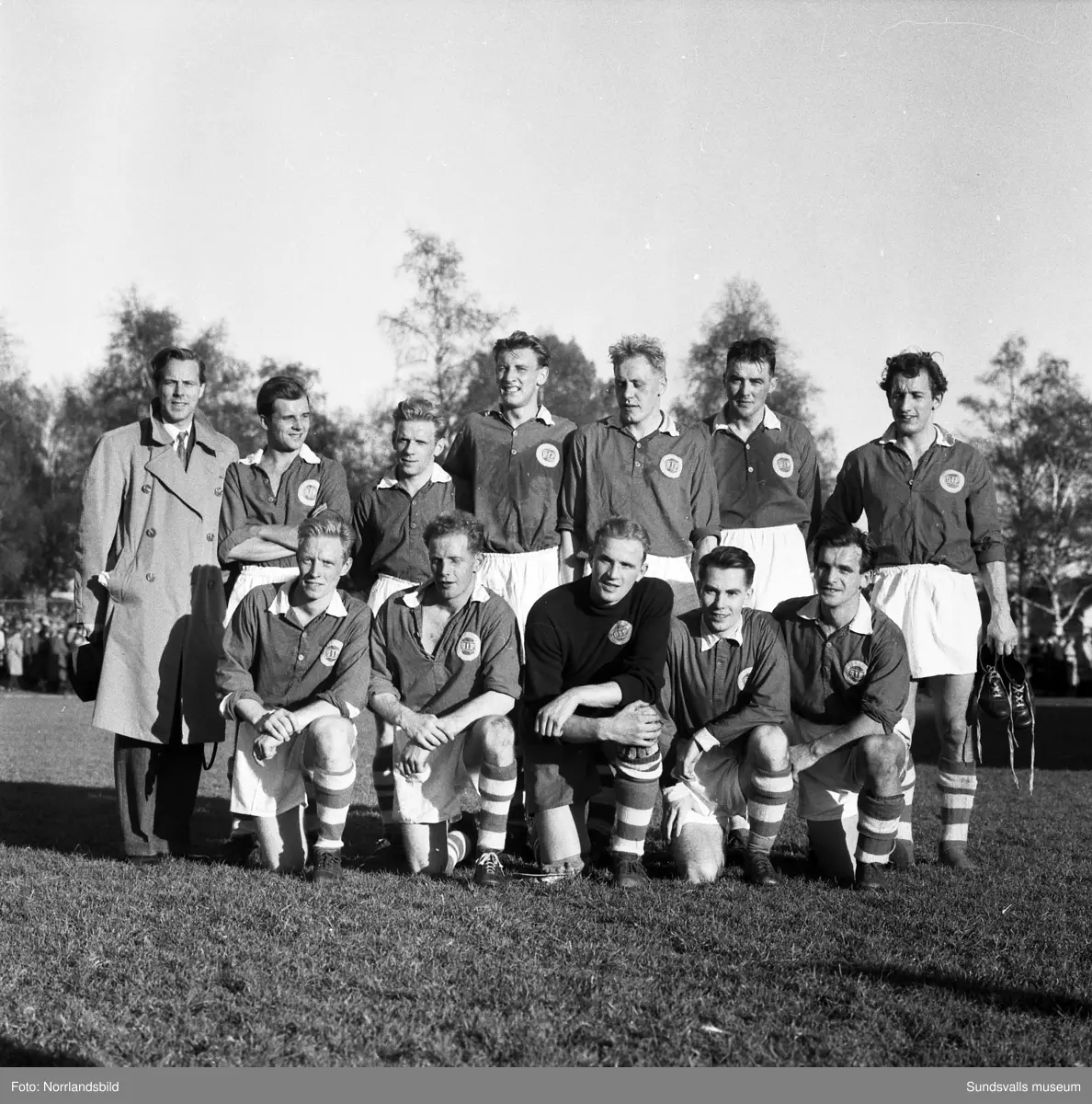 Fotbollsmatch GIF-Marma 1954. Lagbild samt matchbilder.