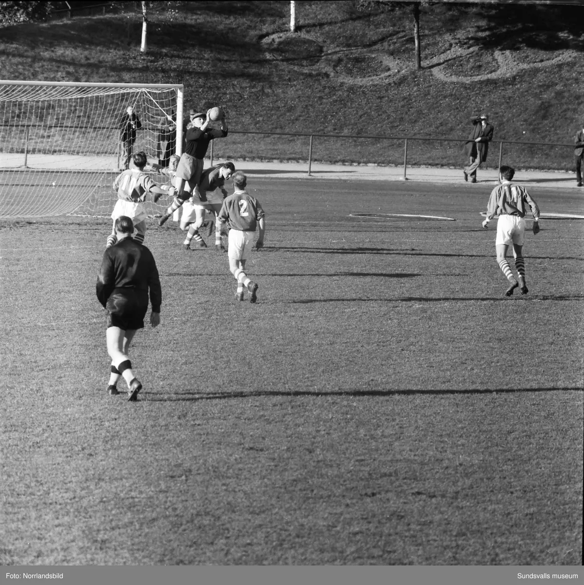 Fotbollsmatch GIF-Marma 1954. Lagbild samt matchbilder.