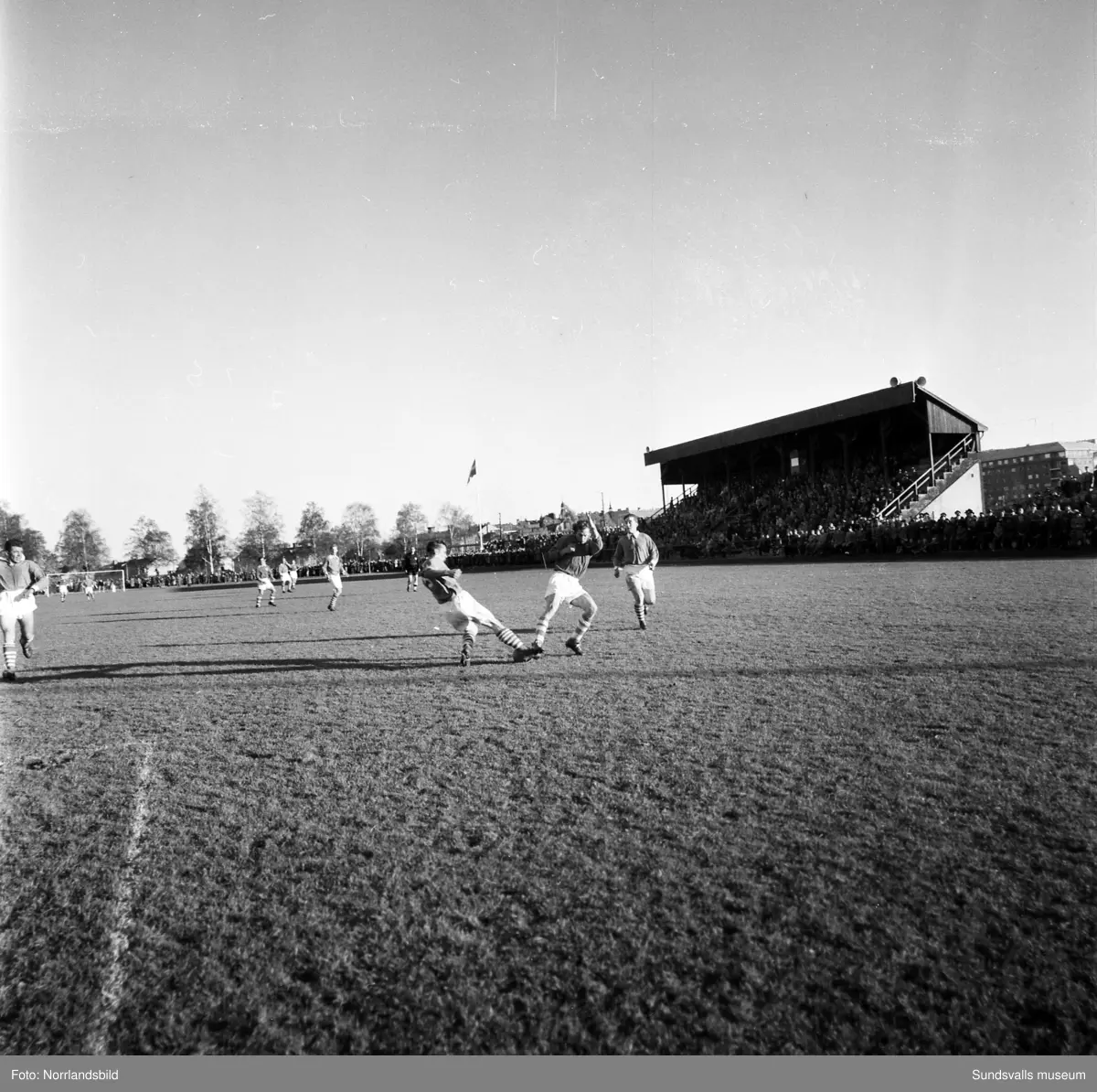 Fotbollsmatch GIF-Marma 1954. Lagbild samt matchbilder.