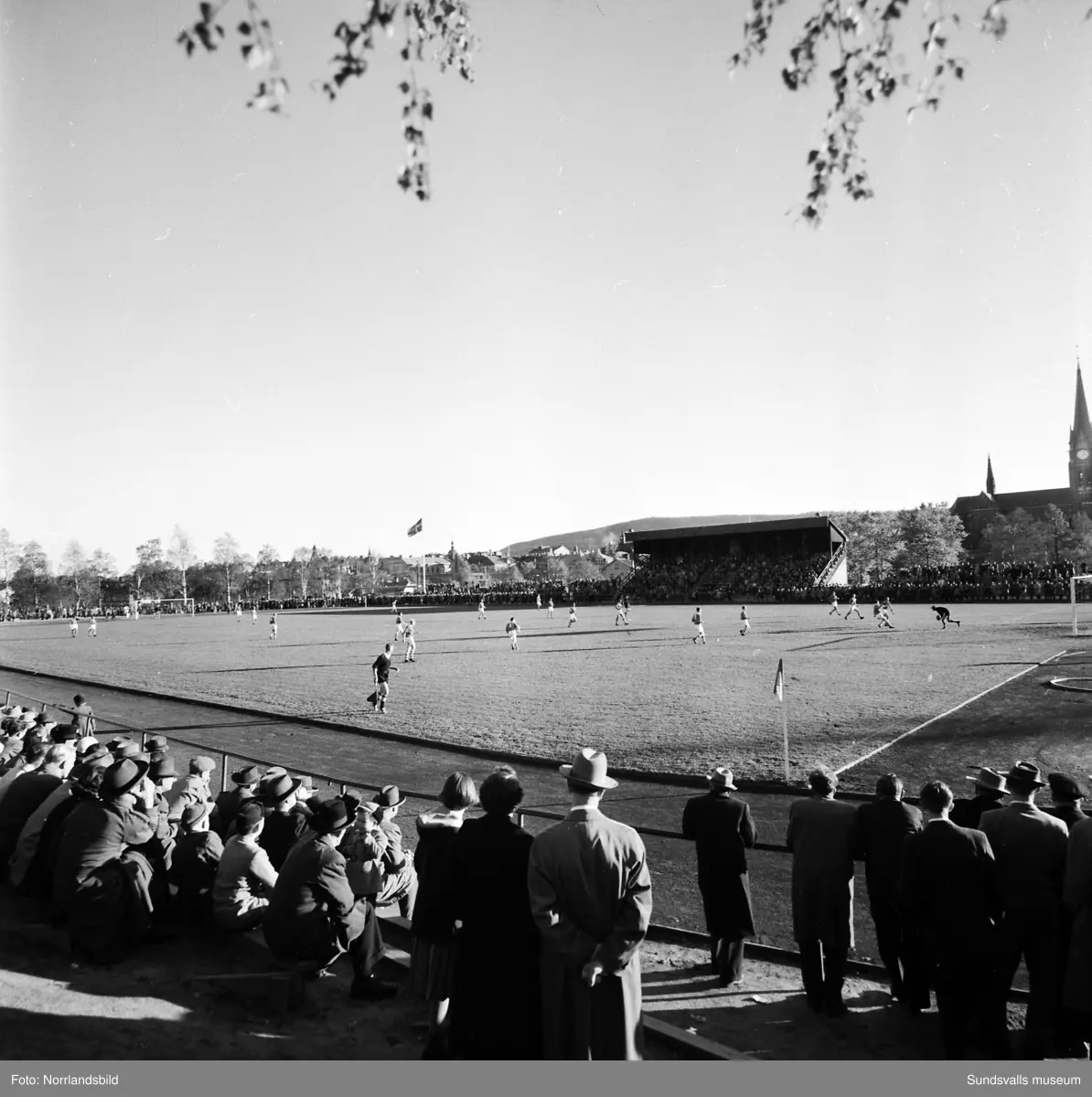 Fotbollsmatch GIF-Marma 1954. Lagbild samt matchbilder.