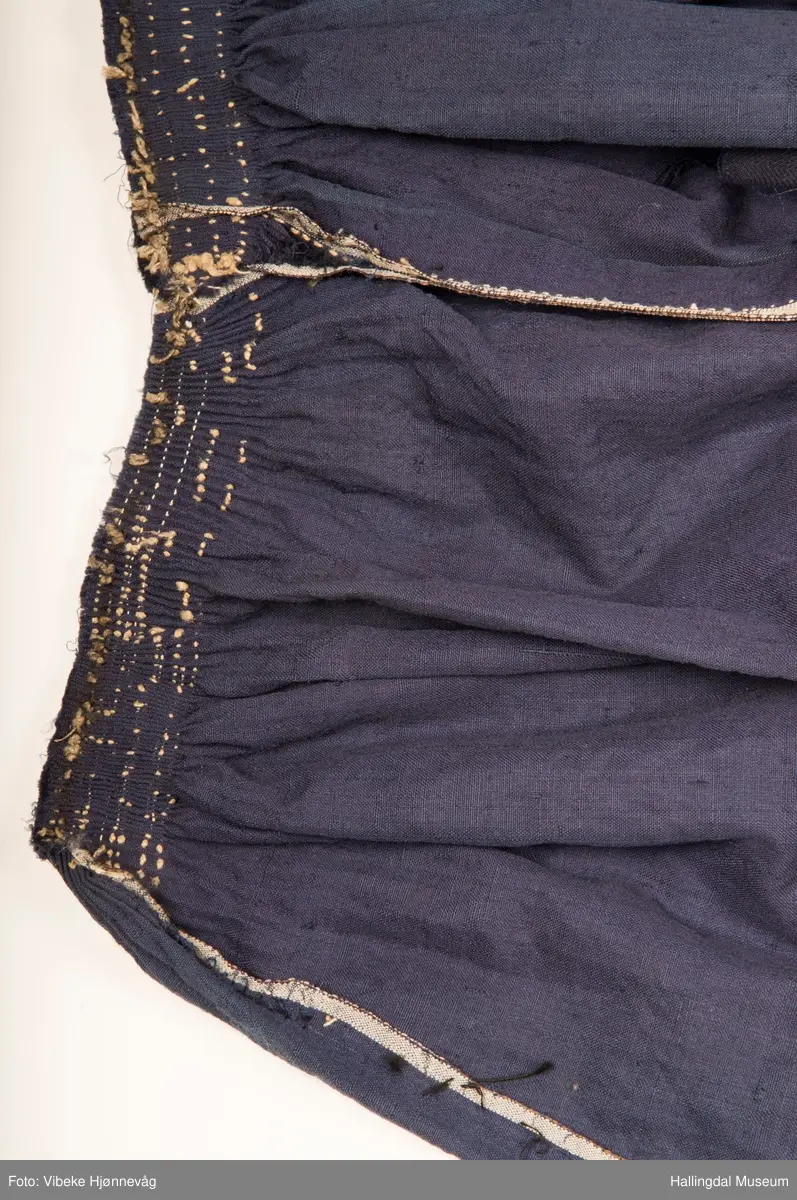 6 rynketråder av lin, neo ødelagt.  Har muligens vært understakk til brudestakk HFN 03619.