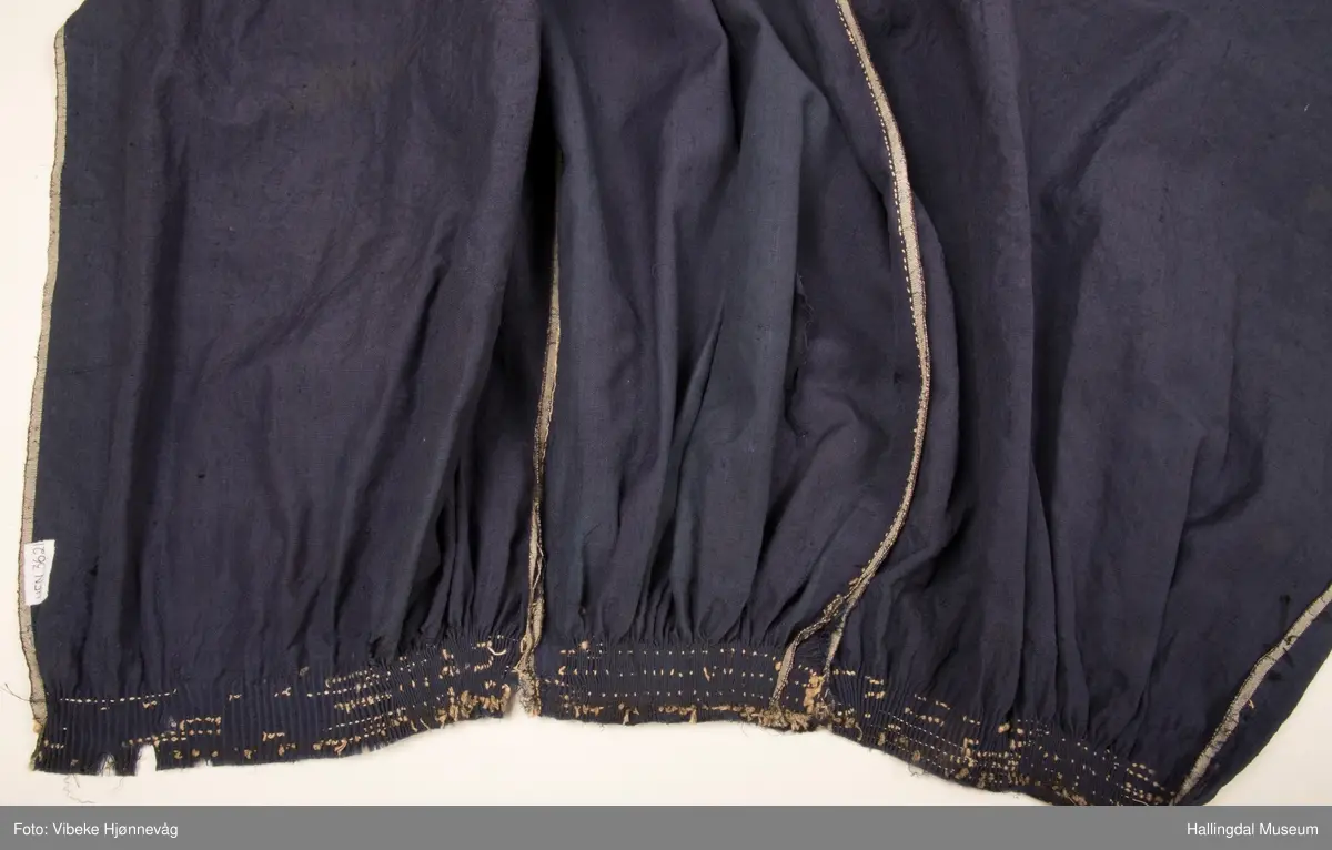 6 rynketråder av lin, neo ødelagt.  Har muligens vært understakk til brudestakk HFN 03619.