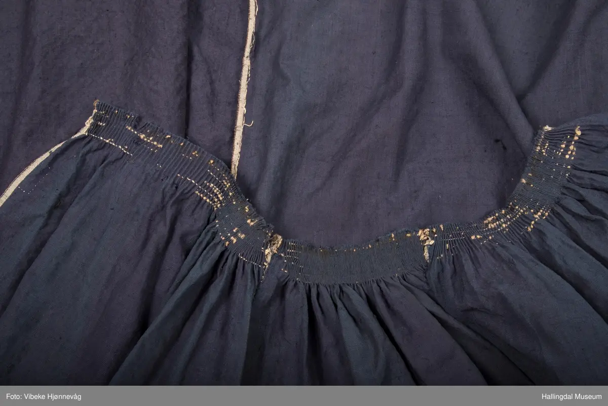 6 rynketråder av lin, neo ødelagt.  Har muligens vært understakk til brudestakk HFN 03619.