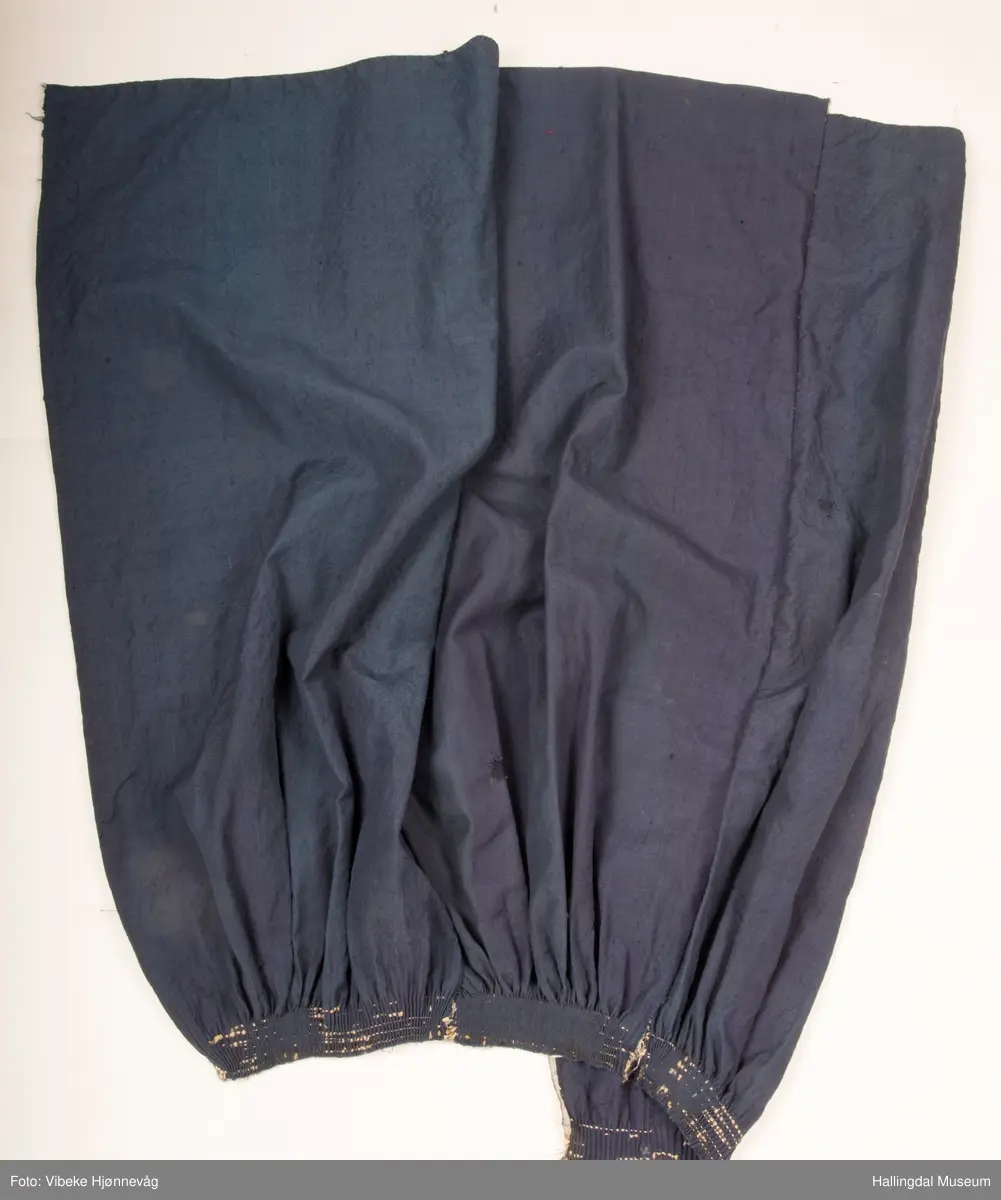 6 rynketråder av lin, neo ødelagt.  Har muligens vært understakk til brudestakk HFN 03619.