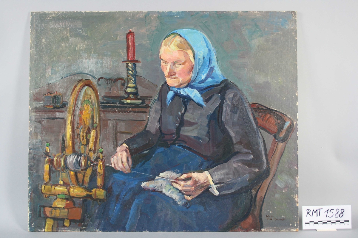 Eldre dame sittende ved spinnerokk. Rødt stearinlys i stake oppå et bord i bakgrunnen.