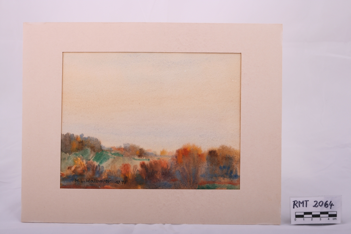 Akvarellen viser utsikten fra Ringve Gård og over fjorden. I forgrunnen sees trær og hagelandskap.