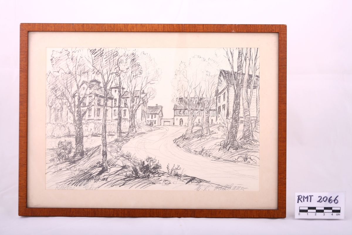 Tegning av oppkjørselen opp til Ringve Gård, Ringve Museum. Den Engelske landskapshagen på venstre side i bildet og Hovedbygningen bak. Rett frem ses Wesselbygnningen. Til høyre for porten ses Låven og helt til høyre i bygget ses Administrasjonsbygningen.