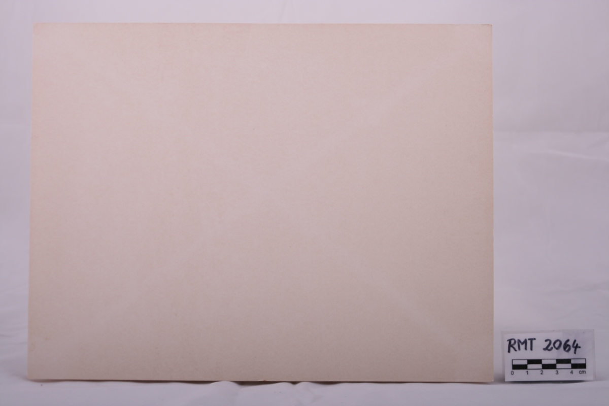 Akvarellen viser utsikten fra Ringve Gård og over fjorden. I forgrunnen sees trær og hagelandskap.