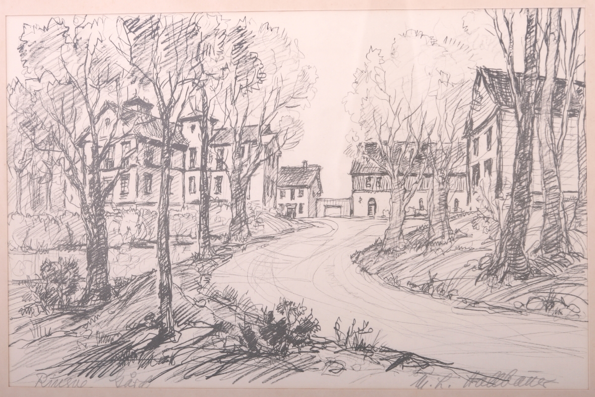 Tegning av oppkjørselen opp til Ringve Gård, Ringve Museum. Den Engelske landskapshagen på venstre side i bildet og Hovedbygningen bak. Rett frem ses Wesselbygnningen. Til høyre for porten ses Låven og helt til høyre i bygget ses Administrasjonsbygningen.