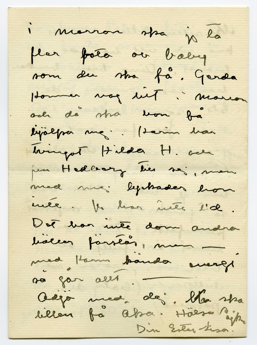 Brev 1916-03-30 från Ester Bauer till John Bauer, beståended av åtta sidor skrivna på fram- och baksidan av två vikta pappersark. Huvudsaklig skrift handskriven med svart bläck.
.
BREVAVSKRIFT:
.
[Sida 1]
Stockholm 30.3 1916
.
Käre John
Tack för brev. Ombyggningarna
böra väl göras nu på en gång
allihop? Ingånen på
norra sidan blir vacker
den ska vi apsolut ha.
Och tillbyggnaden tycker
jag också om – där behöfs
ju flera rum, [överstruket: och] för att
inte tala om vad husets
yttre vinner.
Bryter du inte taket? Hanna bad
mej påminna om ett
fönster på sitt rum åt
.
[Sida 2]
väster, det blir väl?
Det blå rummets indelning
blir nog också bra. Ämnar
du ta bort svängen på
trappan och låta den gå
rakt ner på verandan och
göra den mindre? /jag menar
verandan/
Här är full sommar nu, jag
länktar till Björkudden, och
ändå är här så mycket som
ska göras. Nu ska ju Stockhln
husägare ställas under kontroll.
Det har varit behövligt 
länge.
.
[Sida 3]
31.3 I dag är det min namns-
dag, jag har väntat förgäves
efter brev från dej.
Jag har tagit Dokt. Hesselgren
som läkare åt baby på
ett år. Jag hoppas att du
gillar det?! Men så
blir han också skött
mönstergillt, dokt. är här
åtminstone en gång i veckan
ibland mera. Hans diet
var ju alldeles galen,
nu har vi snart kommit
till den vanliga mängd av
näring som han ska ha
enligt sin ålder, och 
.
[Sida 4]
magen är bra också.
Baby är så stor nu, jag
har gett honom en stol
som han kan sitta själv i,
med kulor som han leker med.
1 april/ Nu sitter baby i
sin säng bredvid mej och
leker med sin vov-vov,
då och då tittar han på
mej och ler, han är
bedårande. I dag är det
sommar egentligen borde
han ut, men jag har
inte fått något stall till 
vagnen på gården ännu
.
[Sida 5]
2
och att bära vagnen upp
och ned en gång om dan’
blir knepigt – och så
ska jag sy fina gardiner
till honom också --- i
morron ska han säkert
ut. Han ligger för öppet
fönster nästan alltid.
Men febern håller i
sej.
Älskade John bygg för allt
i världen i vår --- bygg
med surt [överstruket: tim] virke då –
-- men vi kunna
inte ha den otäcka röda
färgen på huset, förres-
ten kunna vi inte häller
.
[Sida 6]
ha kvar Pelles fula hus
nu första sommaren vi
ha baby [överstruket: n]. Huset om-
målat och ett fönster
på jungfrukammaren
måste bli i vår.
Baby försöker resa sej
upp, han tar i säng-
kanterna, snart prome-
nerar han väl.
Det är väl för storleken
rammakaren ska ---[?]
---[?]. det är väl de
du ska singgera som
ska infattas?
.
[Sida 7]
Nu sitter lillen i mitt
knä och vill ha tag i
brevet. Dina brev brukar
han läsa grundligt, de
bli som bollar till 
slut. Jag far väl till
Hasselbacken [överskrivet: ett] en stund
i kväll, mycket lust
har jag inte. Här var
så förskräckligt mycket
kvinnfolk igår och  
huset är fullt av
blommor, rosor och
tullpaner (baby drar i 
pappret) Tack för teleg.
.
[Sida 8]
i morron ska jag ta
fler [överskrivet: b] foto av baby
som du ska få. Gerda
kommer nog hit i morron
och då ska hon få
hjälpa mej. Karin har
tvingat Hilda H. och
fru Hedberg till sej, men
med mej lyckades hon
inte. Vi har inte tid.
Det har inte dom andra
häller förstås, men ---
med Karins kända energi
så går allt. ---
Adjö med dej. Nu ska
lillen få åka. Hälsa Pojken
Den Ester-Lisa