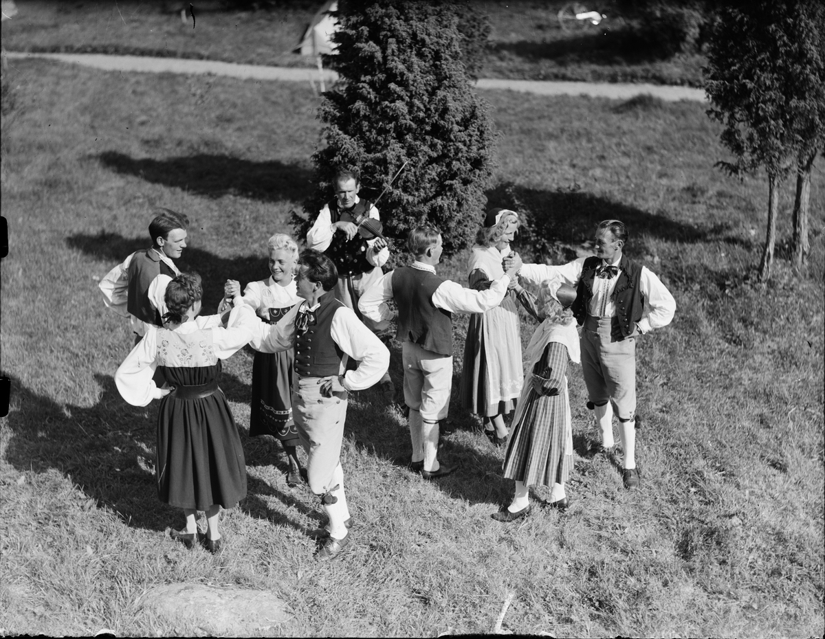 Folkdansare klädda i folkdräkt, Gammelhus, Östhammar, Uppland