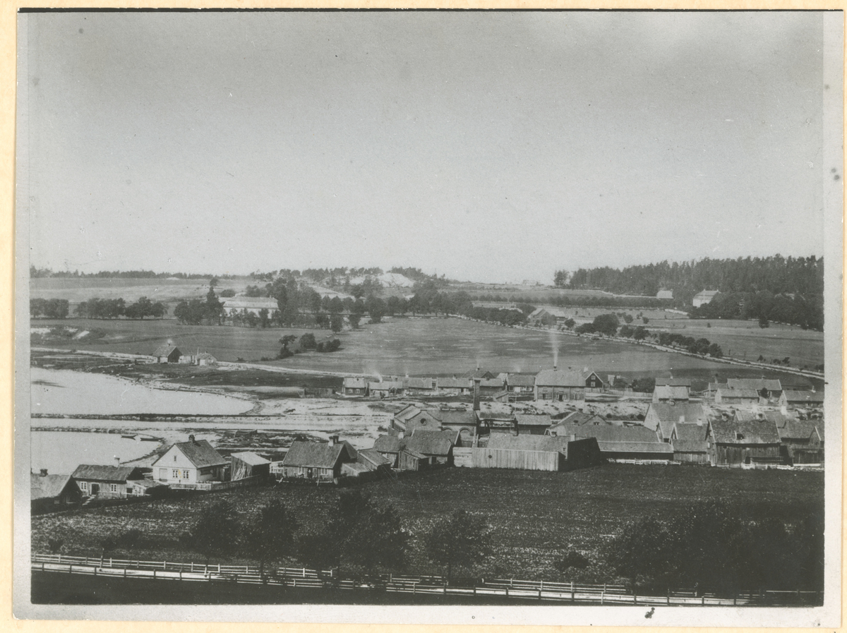 To like bilder hvor bilde 2 er utsnitt.
Fotografen har trolig stått i Melløsbakkene/kirkegården.
Detaljer: Nygravd kanal. Den var ferdig gravd i 1853. Moss Gassverk opprettet i 1857. Konggården. Helgerødgata.Værlesand.
Historikk: Trolig det eldste bildet fra Moss. 