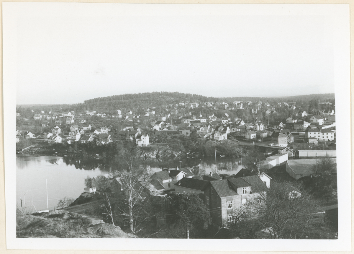 To bilder i serie. Klikk på pilen for neste.
Fotografen har stått ved vannbassenget på Klommestensåsen.

Bilde 1
Vålerveien, Krapfoss bro, Onstad sag, Vansjø, bebyggelse.

Bilde 2
Nesparken/Nesset, Vansjø, Krapfoss