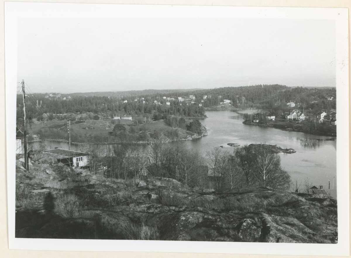 To bilder i serie. Klikk på pilen for neste.
Fotografen har stått ved vannbassenget på Klommestensåsen.

Bilde 1
Vålerveien, Krapfoss bro, Onstad sag, Vansjø, bebyggelse.

Bilde 2
Nesparken/Nesset, Vansjø, Krapfoss