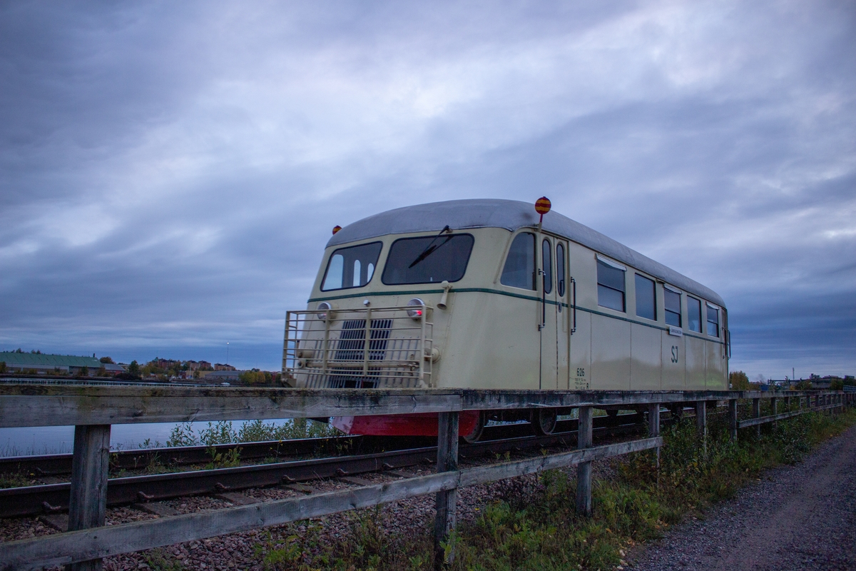 Rälsbuss Yo1s 626, med träkorg med tunn plåt utanpå. Ljust cremegul med en grön rand nedanför fönstren. Taket är silvergrått. Återställd i 1950-tals utförande.
Högsta tillåtna hastighet: 80 km/h.
Motor: Scania D802 på 155 hk.
Antal sittplatser: 46 stycken.