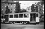 Aktiebolaget Stockholms Spårvägar, SS B20 878 står vid hållplatsen på linje 7, Djurgårdslinjen. En linje som gick mellan Norrmalmstorg och Djurgården.