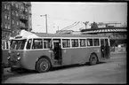 Aktiebolaget Stockholms Spårvägar, SS buss, vid hållplats på linje 61 som utgick från Norra Bantorget - Tranebergsbron - Västerled - Abrahamsberg - Åkeslund - Olovslund.