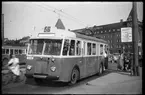 Buss tillhörande Aktiebolaget Stockholms Spårvägar, SS H16A 1240 vid hållplats Norra Bantorget på linje 56 i Stockholm som gick mellan Norra Bantorget - Fridhemsplan - Stora Essingen.