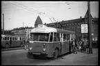 Buss tillhörande Aktiebolaget Stockholms Spårvägar, SS F3 74007 för passagerare vid hållplats Norra Bantorget på linje 34 som gick mellan Birkagatan - Slussen - Skanstull.