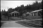 Gamla vagnhallen och likriktarstationen vid Munkvoll i Trondheim, 1949-08-04. Munkvoll var en av stationerna utefter Gråkallbanan.