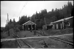 Gamla vagnhallen och likriktarstationen vid Munkvoll i Trondheim, 1949-08-04. Munkvoll var en av stationerna utefter Gråkallbanan.