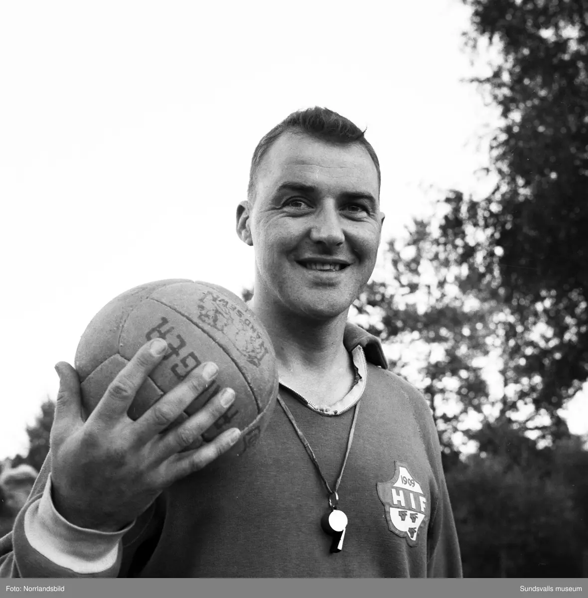 GIF Sundsvalls juniorlag 1957 tränar på Stenkrossplan. Tränaren heter Rolf Gustafsson.