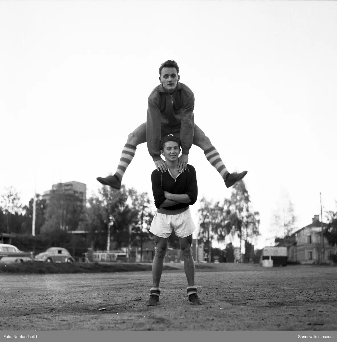 GIF Sundsvalls juniorlag 1957 tränar på Stenkrossplan. Tränaren heter Rolf Gustafsson.