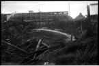 Släckningsarbete vid branden i vagnhallen på Aga industriområde, 1949-09-19 i Lidingö. I bakgrunden skymtar Aktiebolaget Gasaccumulator, AGA´s skylt.