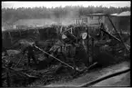 Släckningsarbete vid branden i vagnhallen på Aga industriområde 1949-09-19 i Lidingö.