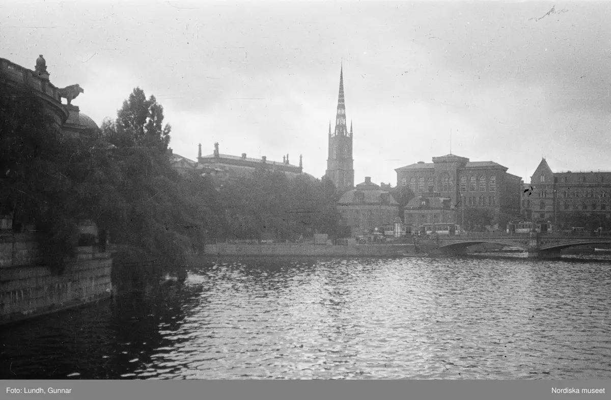 Motiv: Slottet, Riksbanken, Lyktgubbe, Riksbron, Norrström;
Man med stege vid gatlykta.

Motiv: Astor på sjukhus, Ego på Djurgårdsbron, Polishusets rivning, Operan;
Rivningsfastighet.