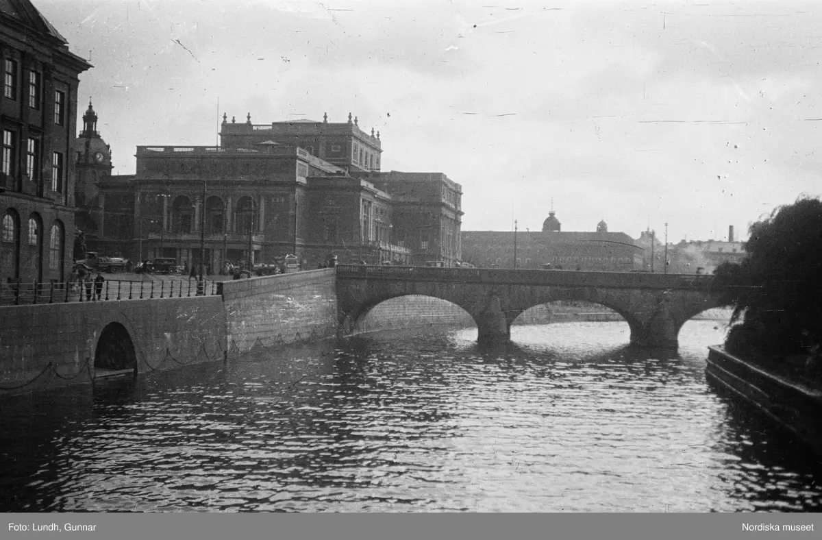 Motiv: Slottet, Riksbanken, Lyktgubbe, Riksbron, Norrström;
Man med stege vid gatlykta.

Motiv: Astor på sjukhus, Ego på Djurgårdsbron, Polishusets rivning, Operan;
Rivningsfastighet.
