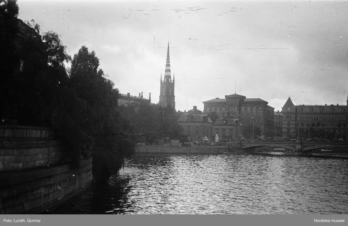 Motiv: Slottet, Riksbanken, Lyktgubbe, Riksbron, Norrström;
Man med stege vid gatlykta.

Motiv: Astor på sjukhus, Ego på Djurgårdsbron, Polishusets rivning, Operan;
Rivningsfastighet.