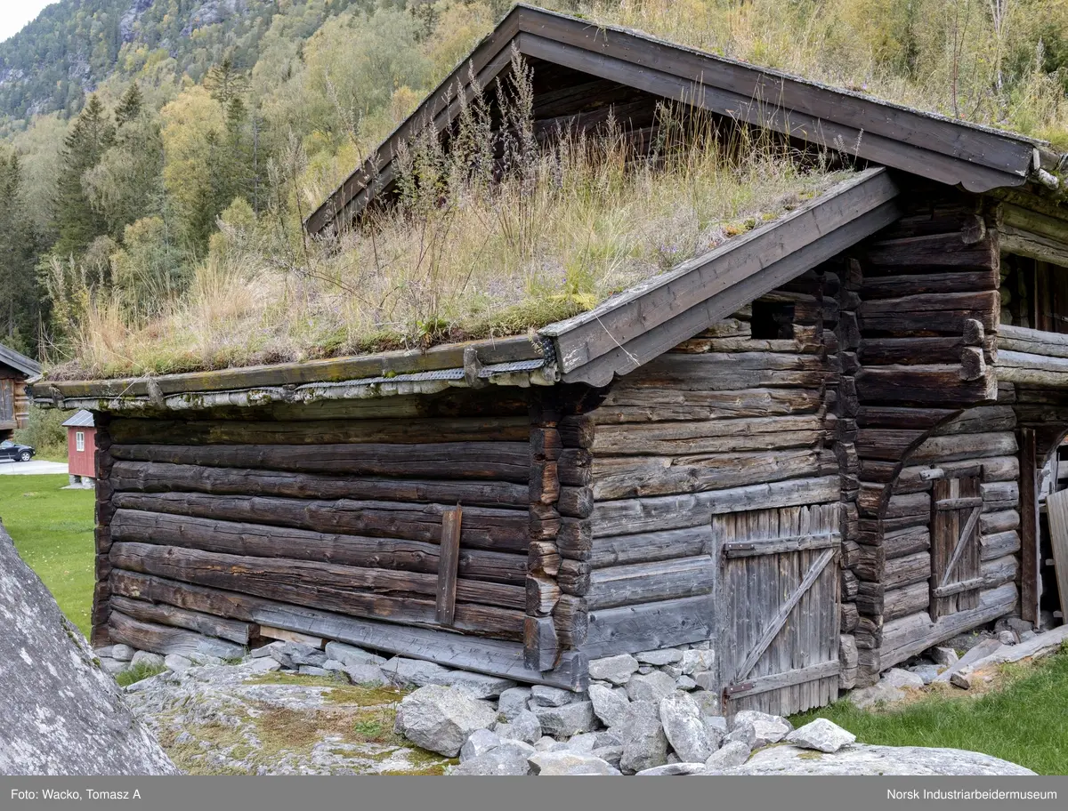Uthus frå Øverland