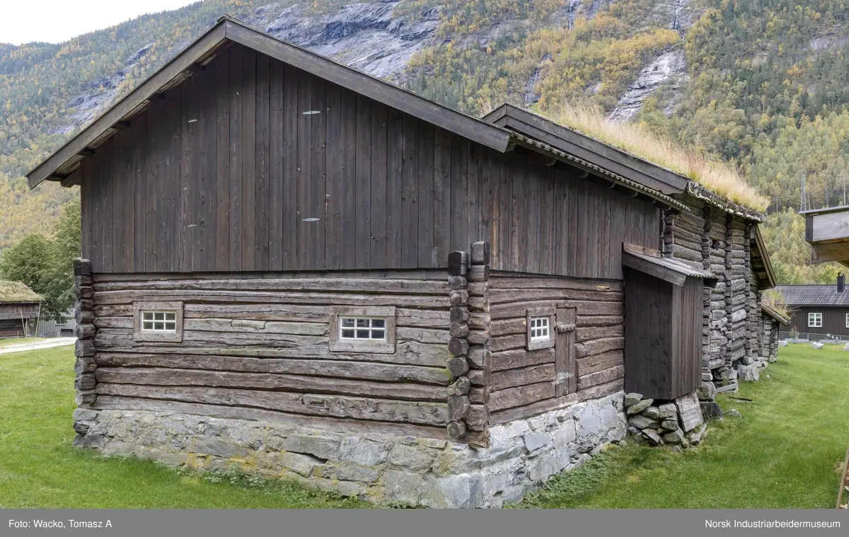 Uthus frå Øverland