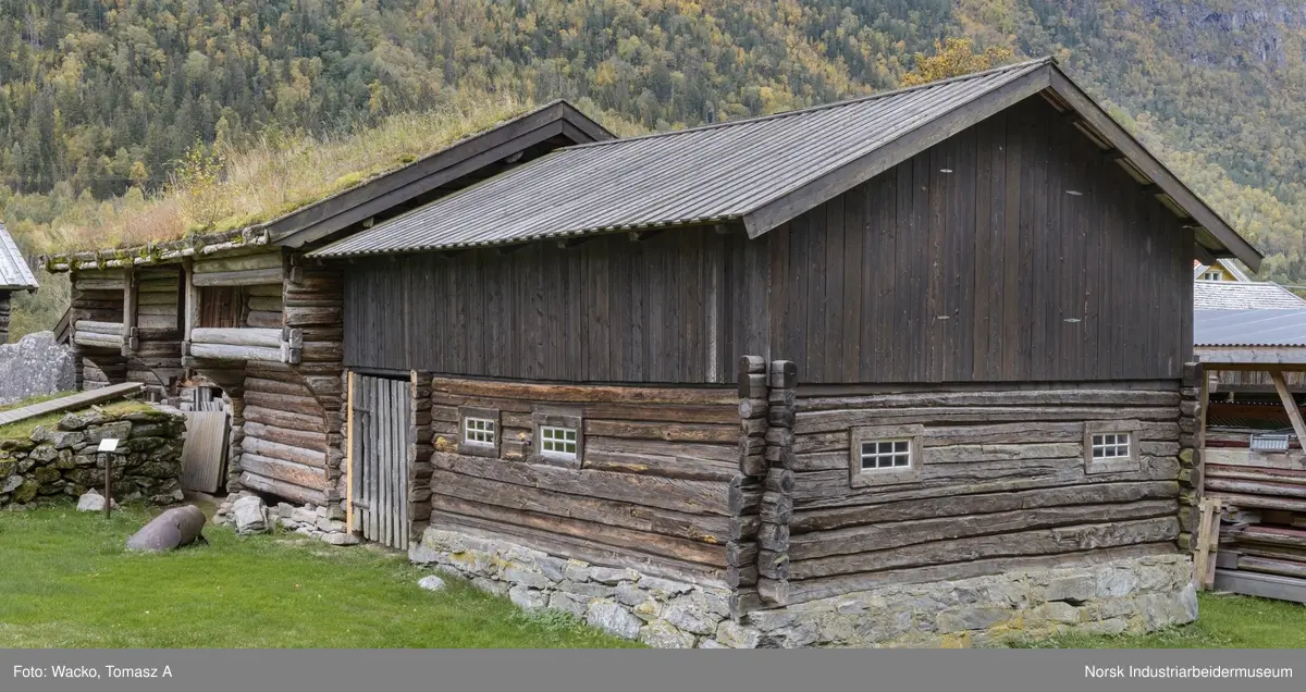 Uthus frå Øverland