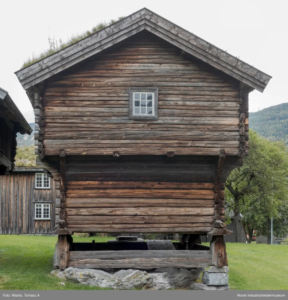 Bur frå Øverland