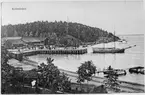Kolmården järnvägsstation och hamn. Stationshuset ligger utanför bild till vänster. Repro från vykort.