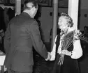 Personalsamling den 19 december 1978

Regementets minnesmedalj delas ut till personal som slutar sin tjänst. Valören beror på antalet tjänsteår.

Bild 1.  Registrator Maria Odelvall får silvermedaljen efter 19 år och 2 månader.

Bild 2.  Ordförande i fackföreningen, Karl-Erik Olsson överlämnar en blomma och ett antal blomstercheckar.