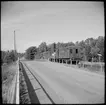 Persontåg på linjen mellan Neglinge station och Ringvägen station. Bilden är tagen vid den gamla Neglingebron, Saltsjöbanan.