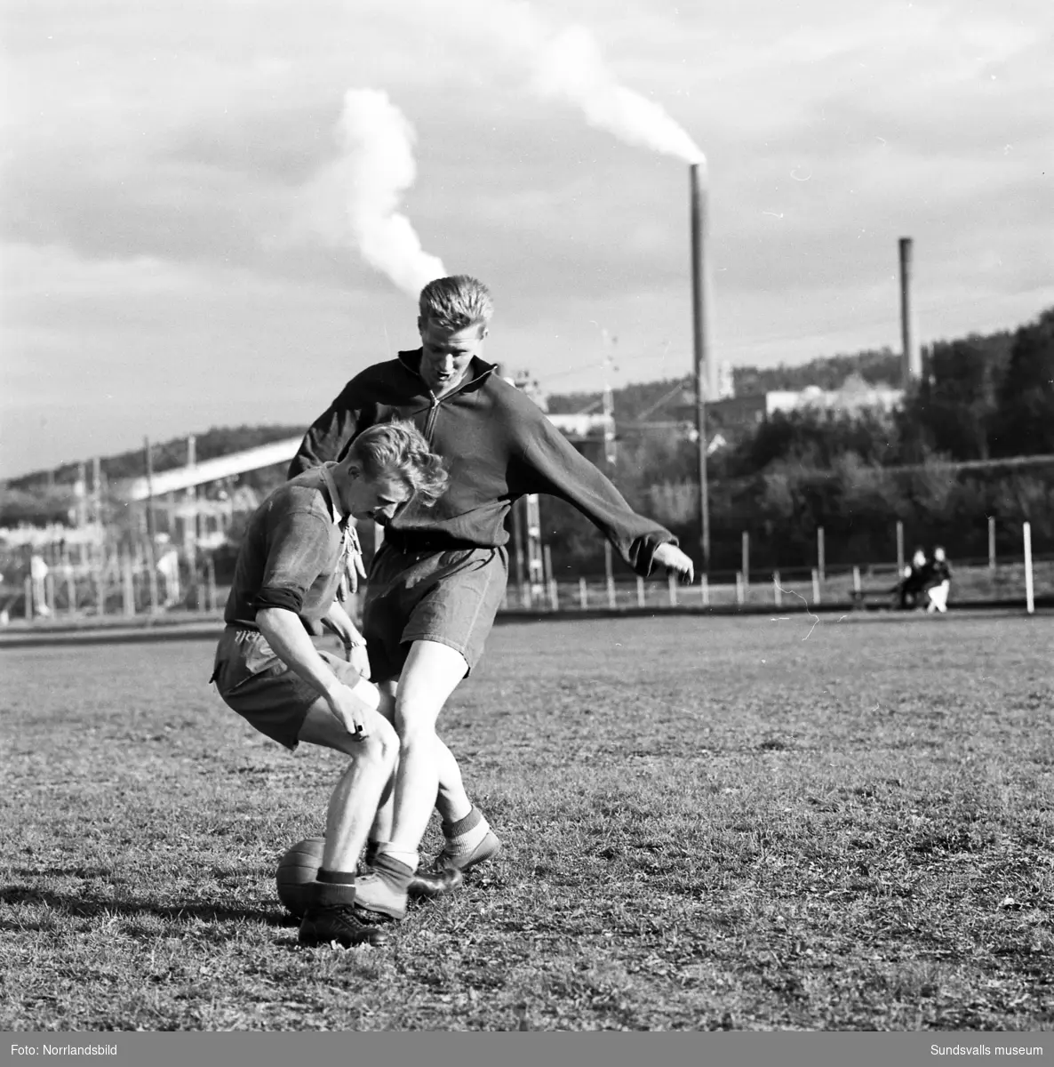 Ishockeyspelarna Bosse Eriksson och Bert-Ola Nordlander i Wifsta/Östrand, senare Timrå IK, spelar fotboll.