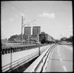 Saltsjöbanan, järnvägsbro mellan Henriksdals station och Sickla station, Stockholm. Till vänster i bild syns delar av riksväg 222 