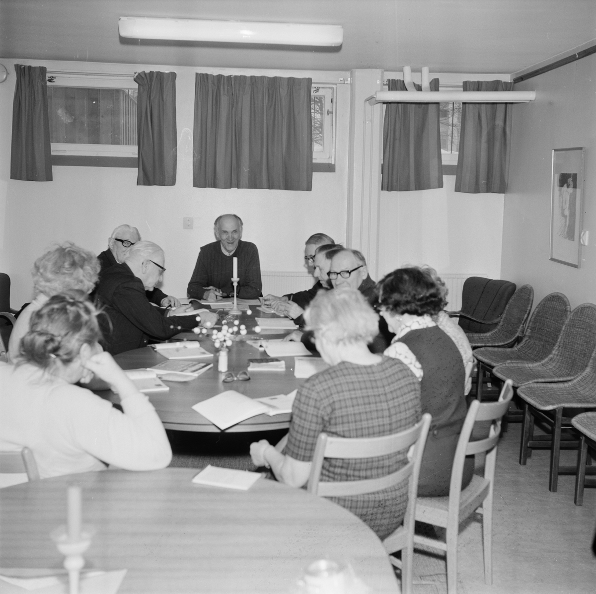 Pensionärer läser om miljövård, Tierp, Uppland, mars 1972