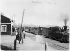 Smålands Annebergs station, persontåg med ånglok, personvagnar samt öppna sommarvagnar.