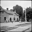 Gotlands Hässelby stationshus med resande på museijärnvägen Gotlands Hesselby Järnväg.