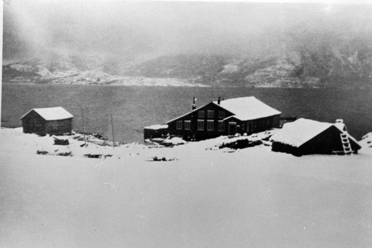 Hemmestad brygge fotografert fra vegen.