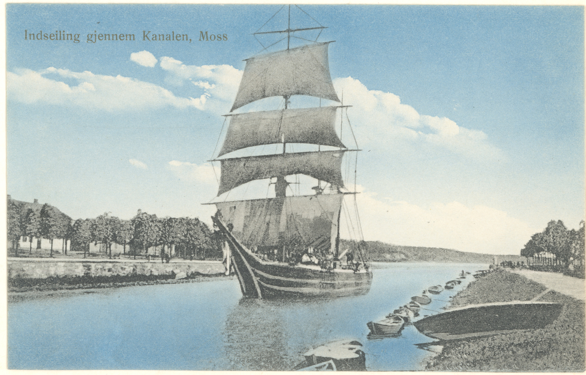 Serie på flere bilder. Fotograf har stått like ut i kanalparken på Jeløysiden.
Detaljer: Sveivebroen er sveiet inn, barken "Alfred Gibbs" seiler gjennom, Tollboden, fiskebasaren, folk.
Historikk: Slike store seilskip ble gjerne trukket gjennom kanalen om det ikke var nok vind.
