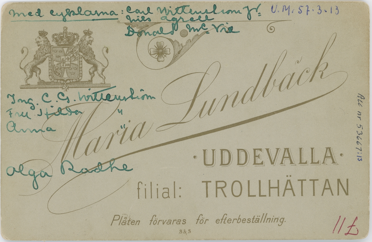 Text i guld på framsidan av fotot: "Lundbäck. UDDEVALLA. Filial: TROLLHÄTTAN."
Tryckt text på baksidan: "Maria Lundbäck. UDDEVALLA. filial: TROLLHÄTTAN." 
Plåten bevaras för efterbeställning. S&S.
Skriven text på baksidan: "Ing. C.G. Wittenström, Fru Hilda Wittenström, Anna Wittenström, Olga Radhe, med cyklar Carl Wittenström jr. Nils Agrell, Donald Mc. Fie."